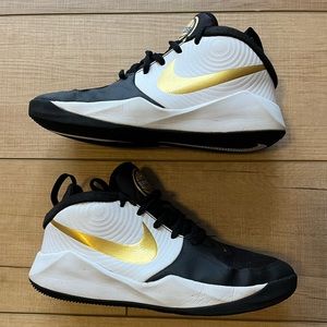 Nike Team Hustle Boys 6Y Basketball Shoe